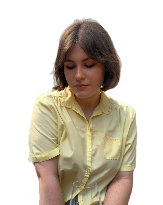 Halenka s krátkým rukávem a vyšívaným límečkem v citronové barvě