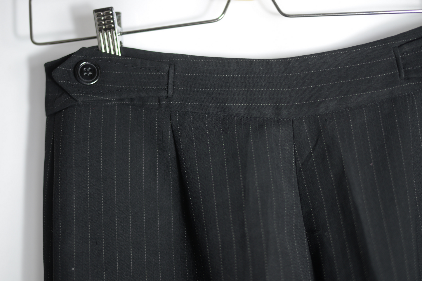 Černé šik společenské kalhoty s jemným bílým proužkem HOBBs S/M
