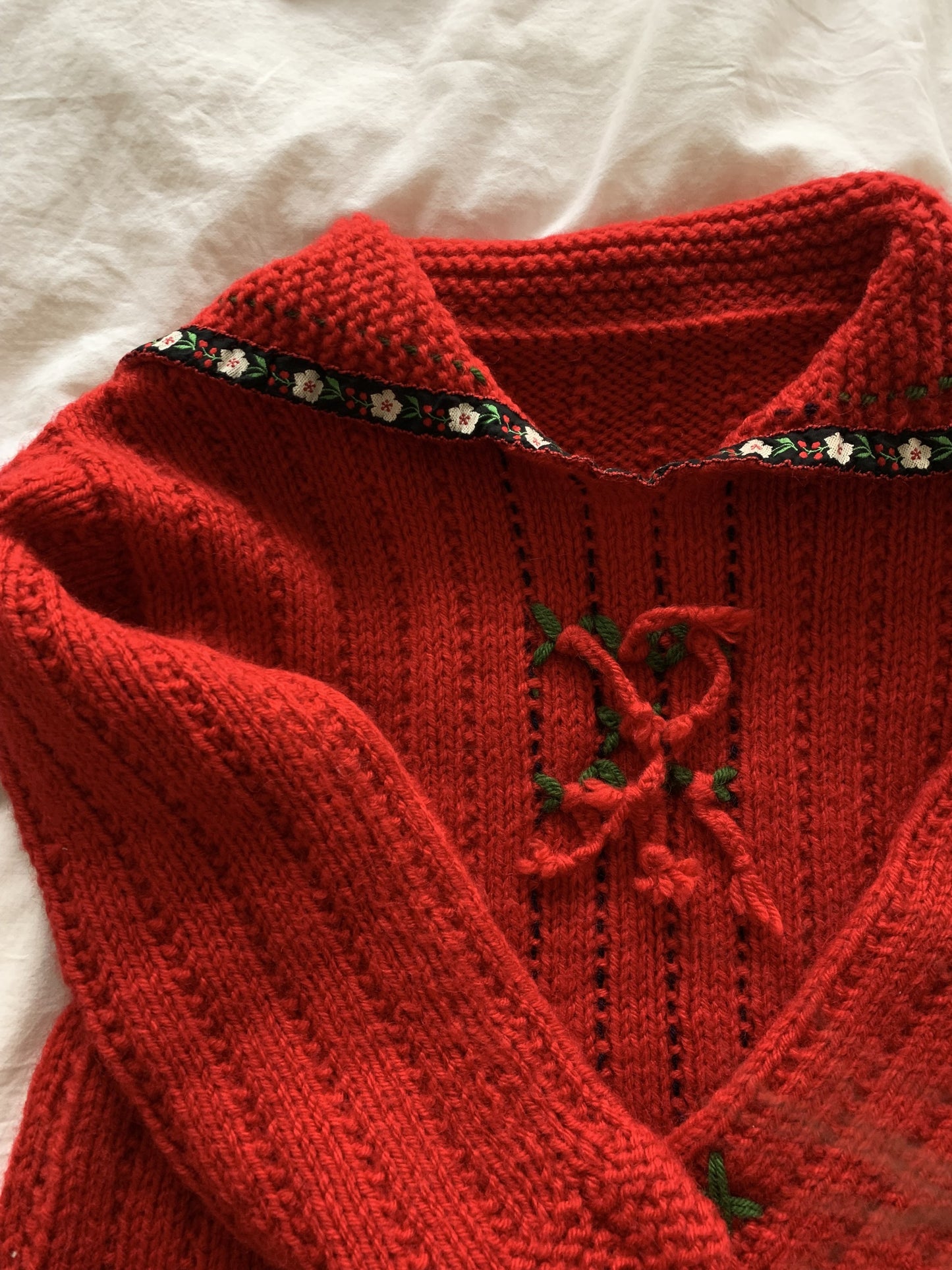 Vintage pletený svetr s vyšívaným límečkem